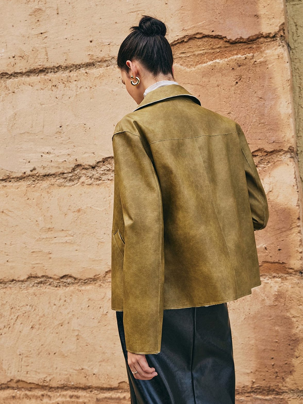 Détail boutons veste en simili cuir élégance