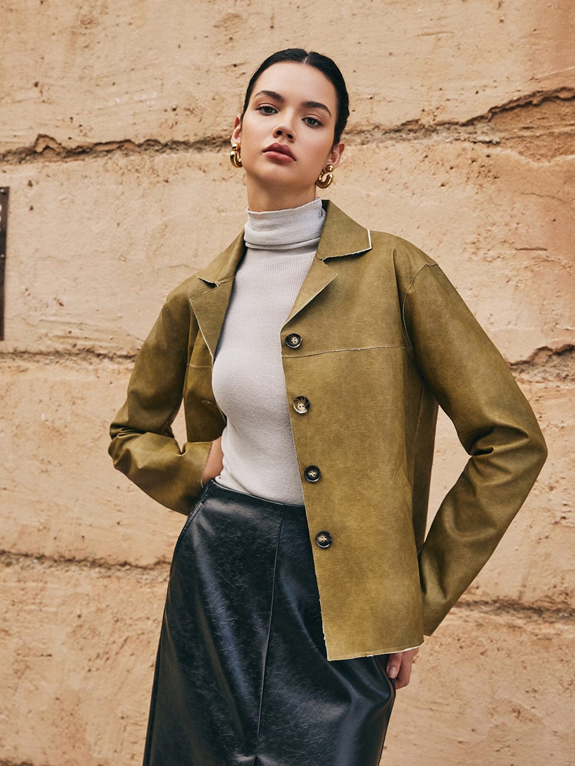 Détail manche veste faux cuir style grâce