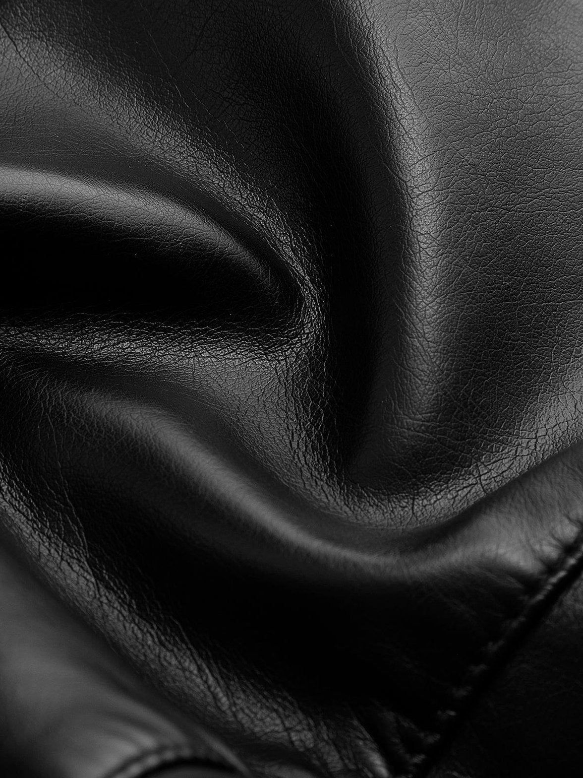 Détail des rivets métalliques sur veste en simili cuir zen