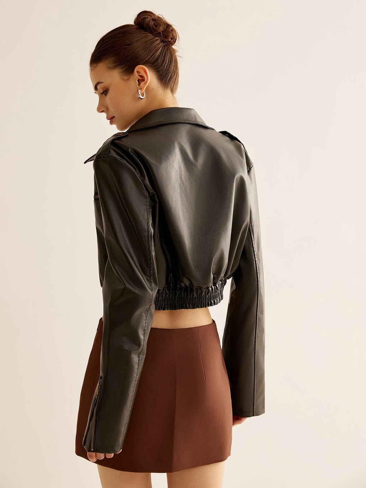 Détail des finitions de la veste similicuir soie