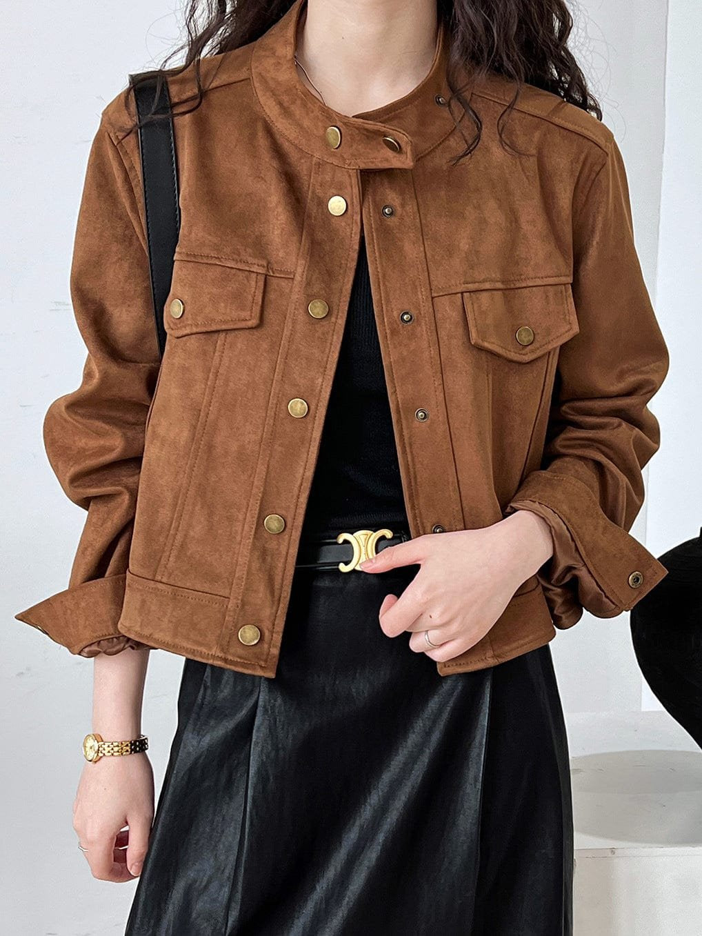 Veste courte marron en daim détail boutons chaleur