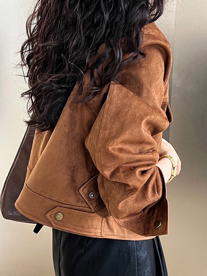 Veste courte marron en daim vue de profil harmonie