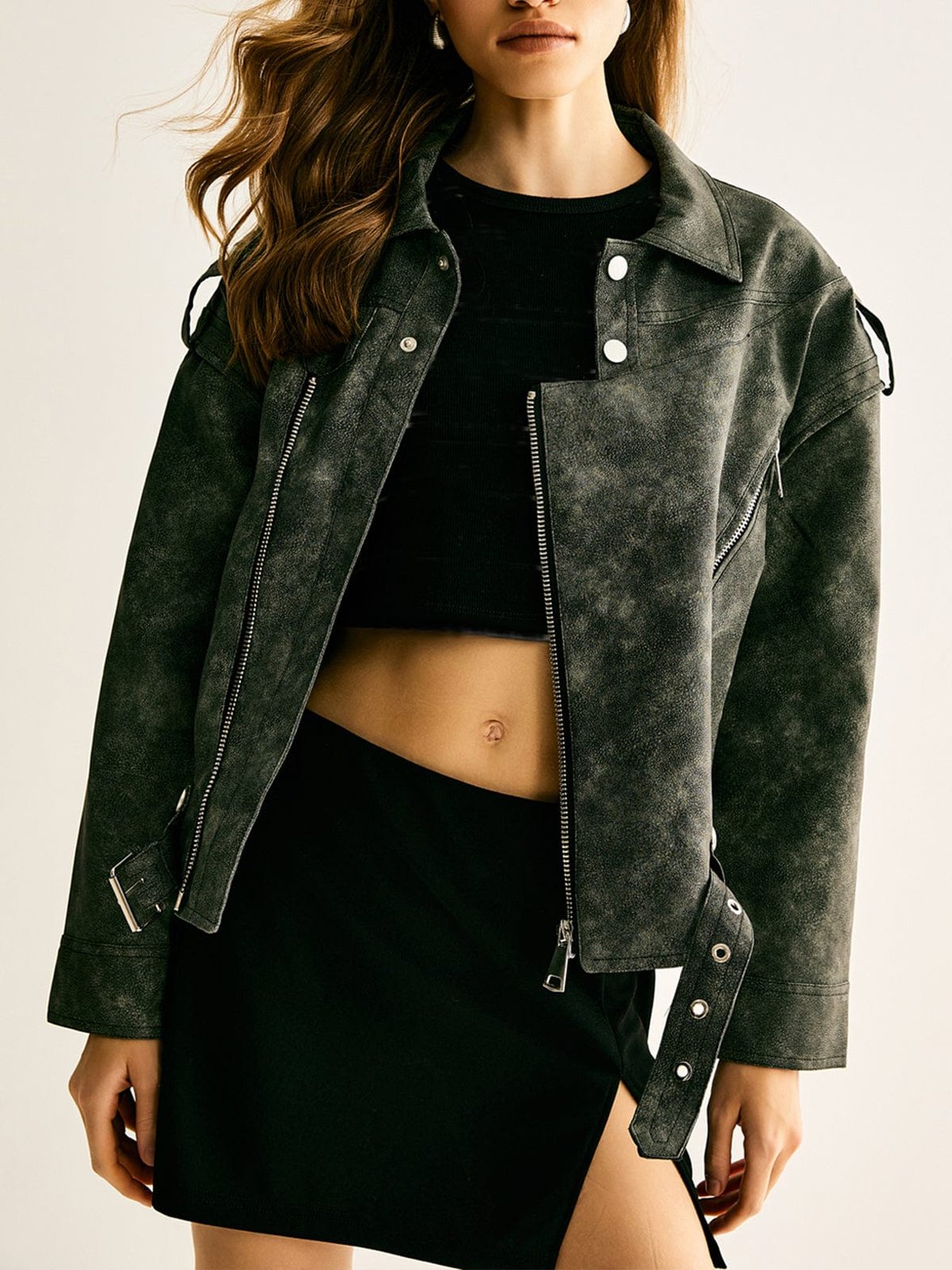 Veste vintage noire en simili cuir vue de face soleil