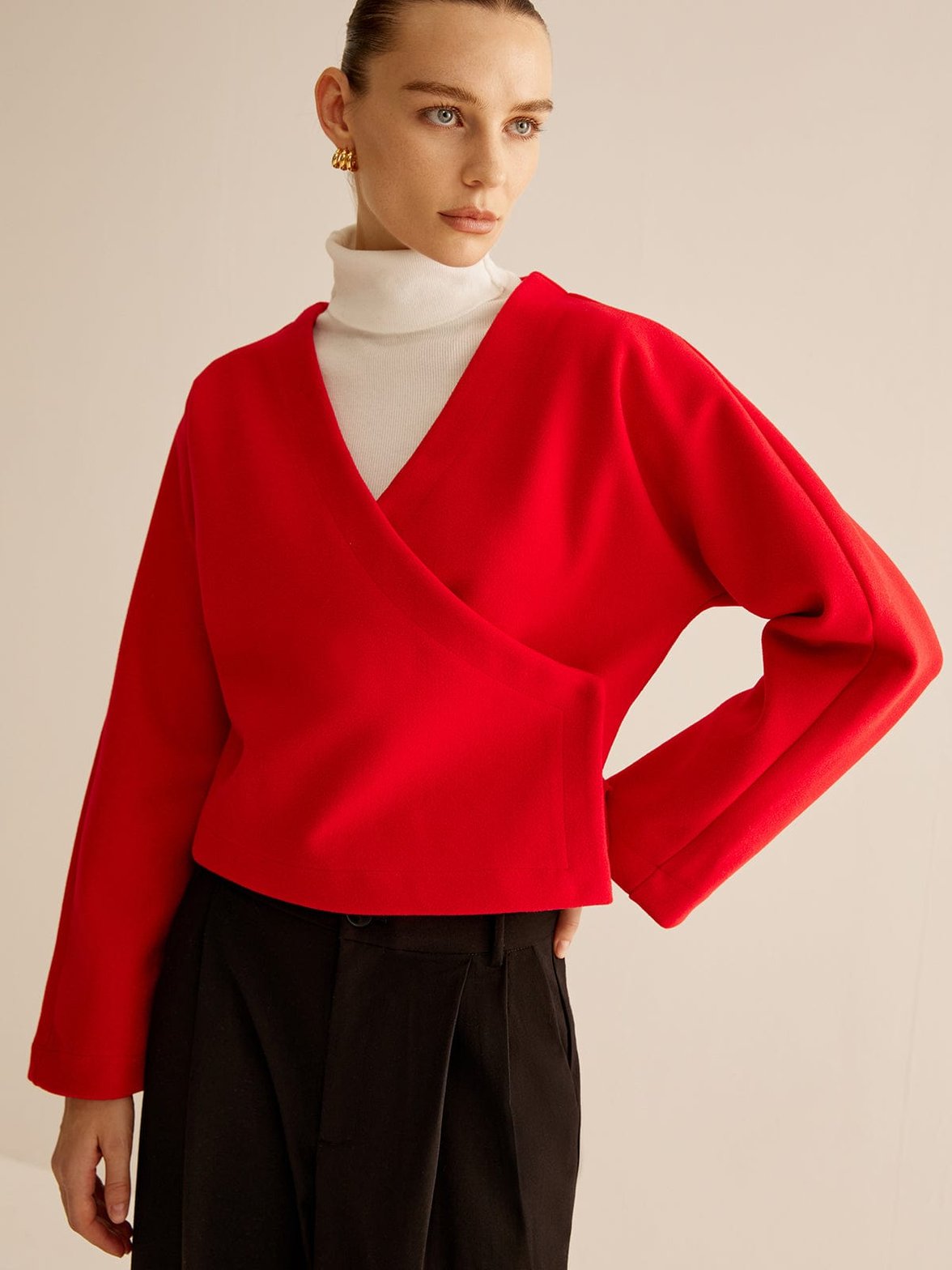 Veste courte rouge portée lune