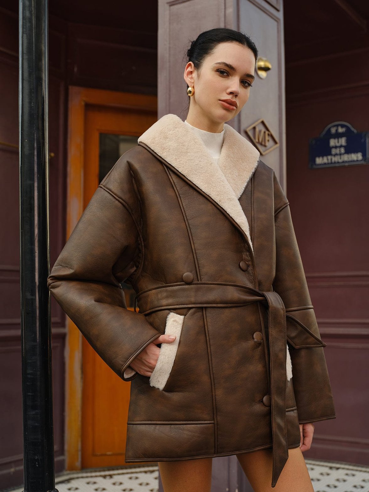 Vue latérale de la veste en faux cuir tendance