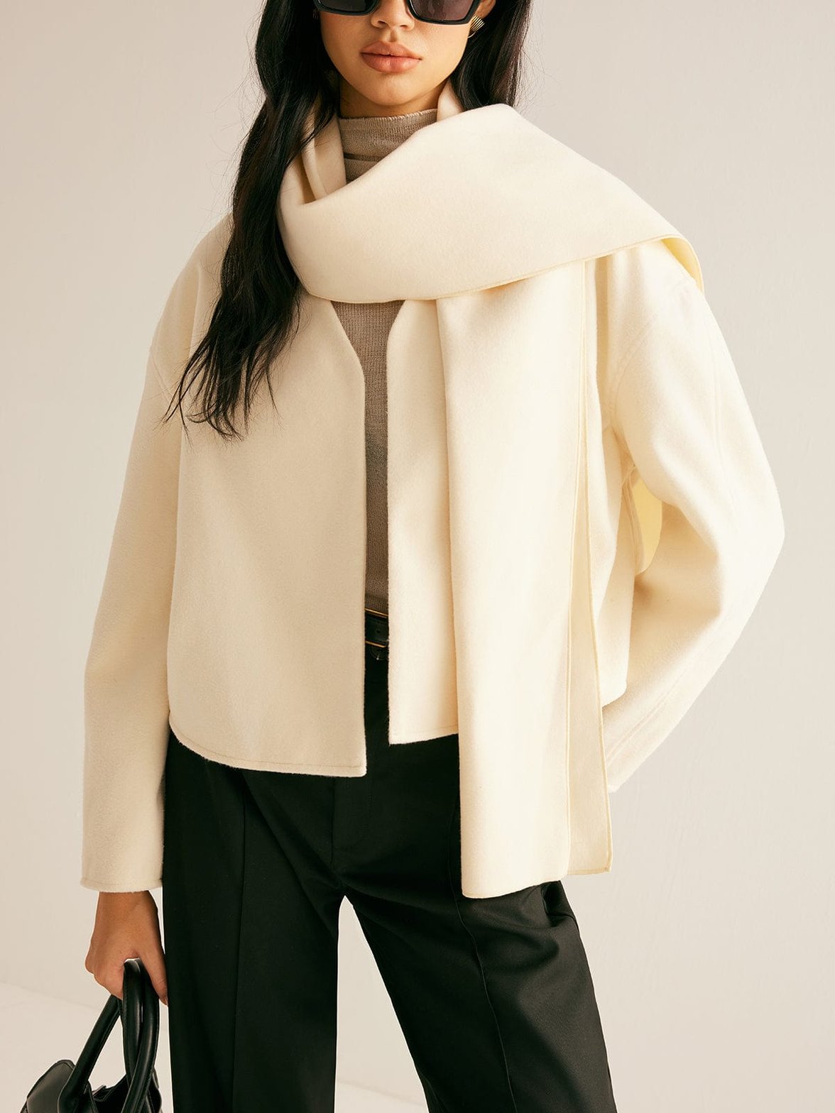 Veste minimaliste crème avec écharpe assortie douceur