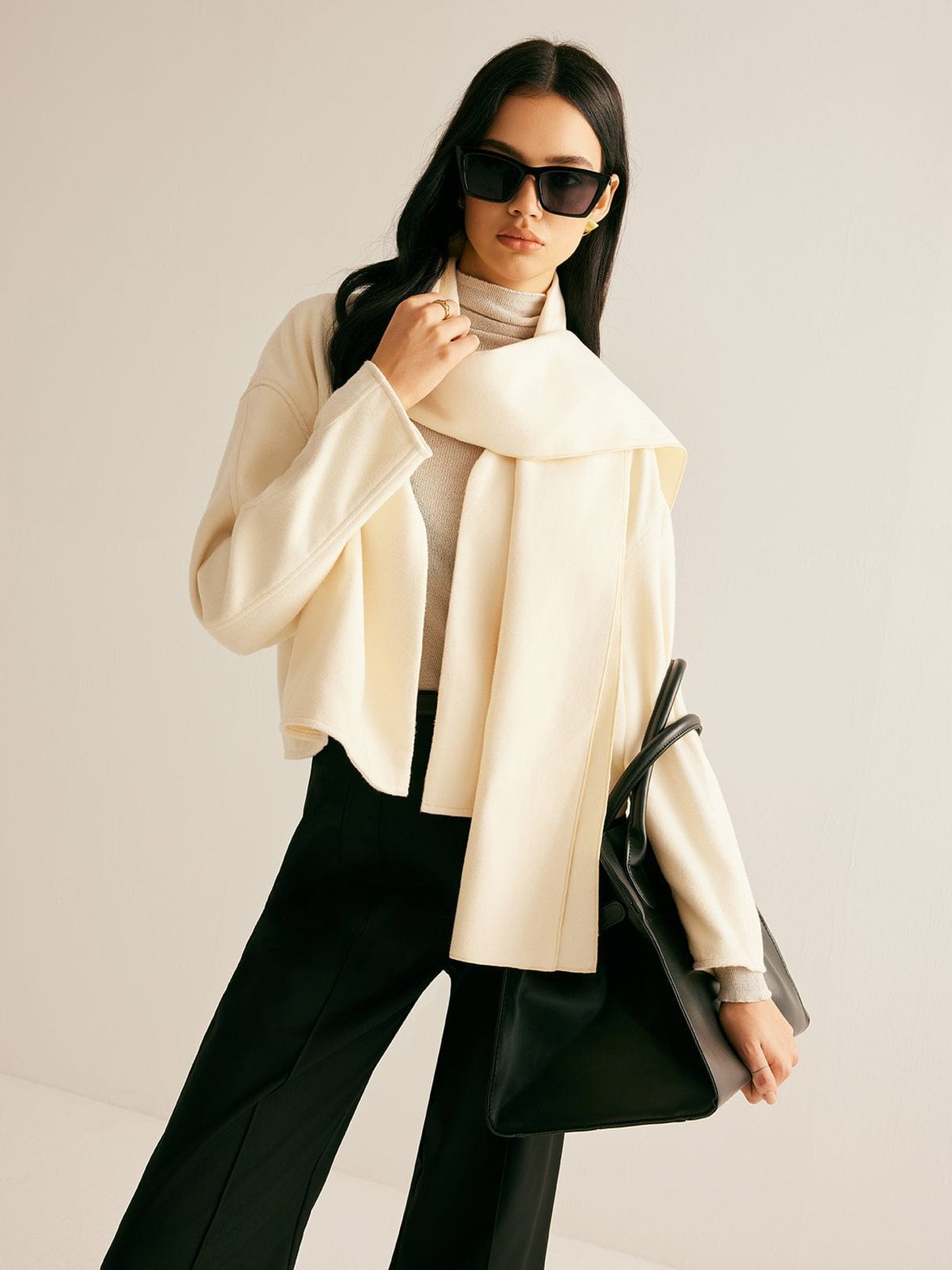 Vue arrière de la veste crème sophistication