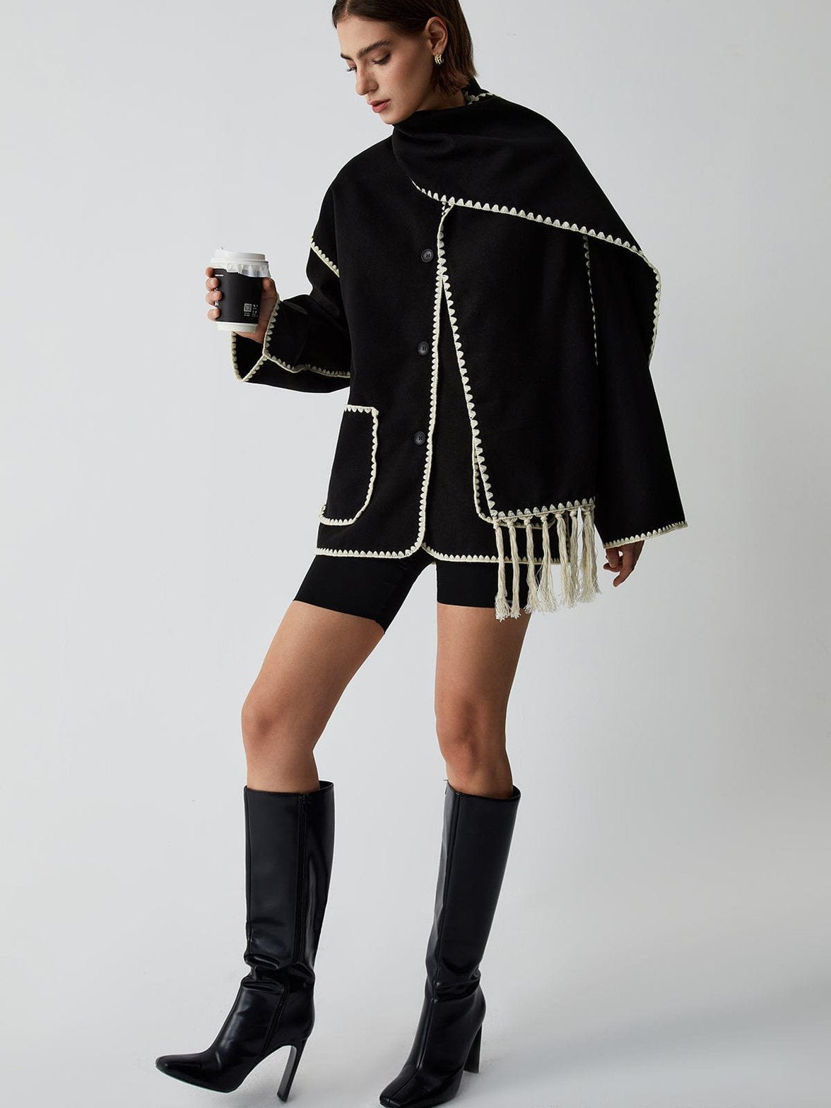 Détail des finitions blanches sur veste noire melodie