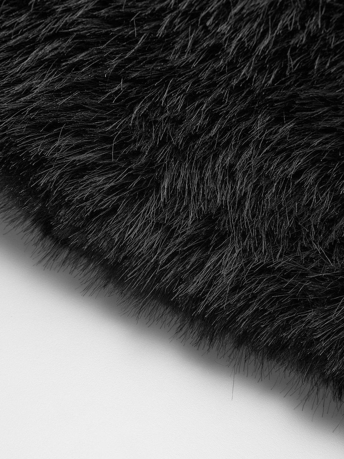Détail matière fausse fourrure cristal