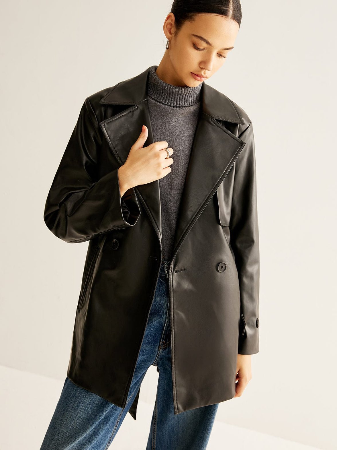 Veste ceinturée style cuir vue de profil élégance