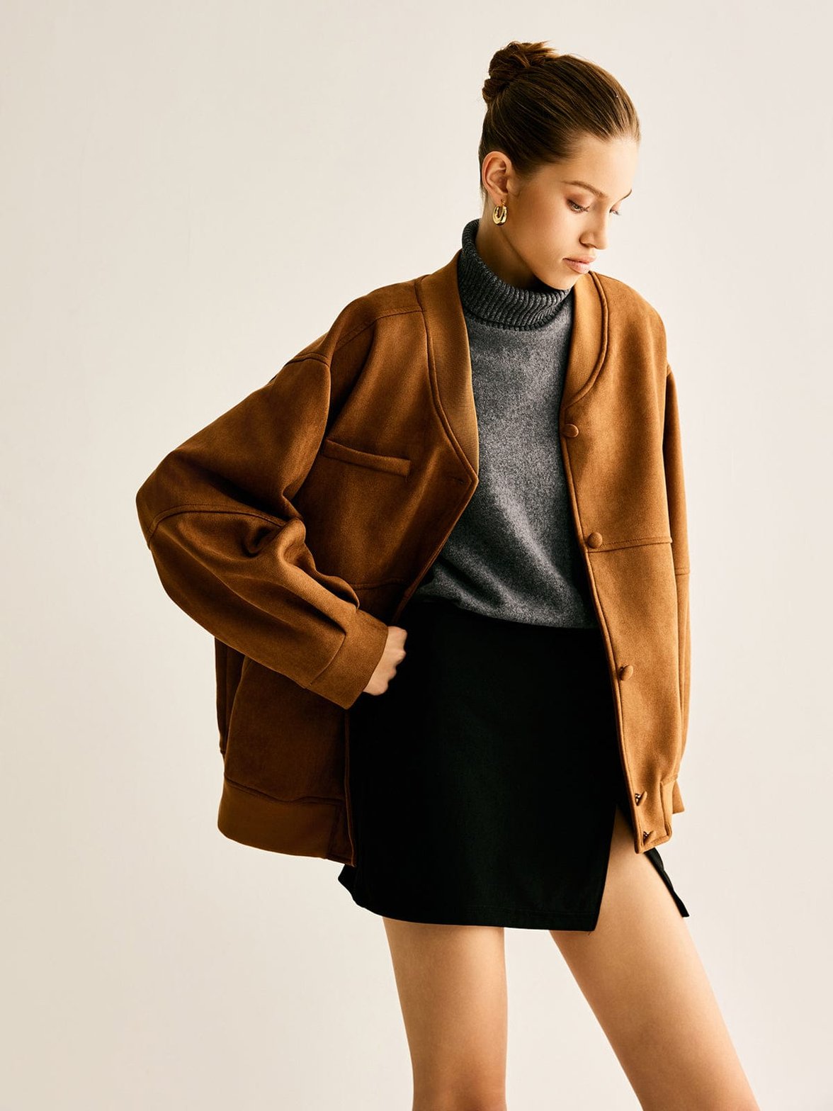 Veste en simili cuir marron vue de face soleil