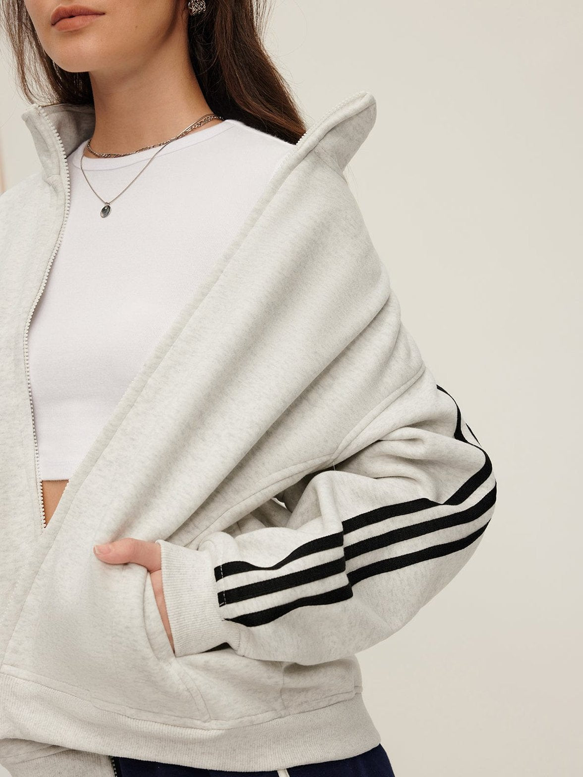Veste sportive zippée blanche vue de côté pluie