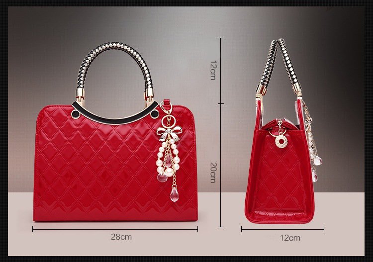 Sac à main rouge matelassé jolieandjuliette avec poignées tressées et pendentif perles élégant