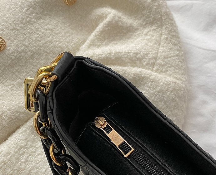 Sac à main noir jolieandjuliette avec chaîne dorée et détail fermeture éclair élégant