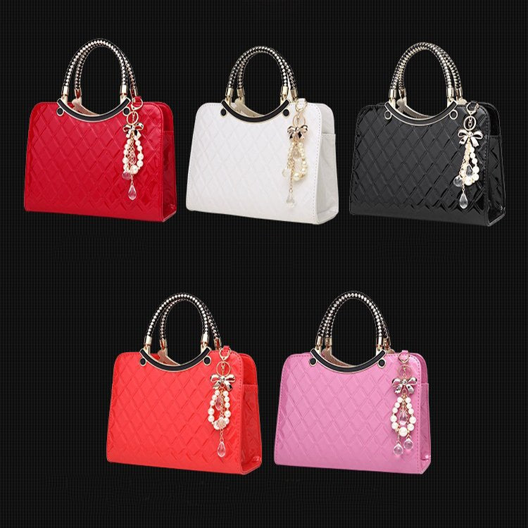 Collection de sacs à main matelassés jolieandjuliette en 5 couleurs avec breloques perles