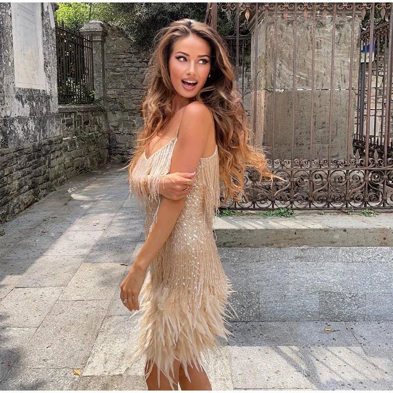 Robe à Paillettes et Plumes - Élégance et Glamour pour Soirées Spéciales