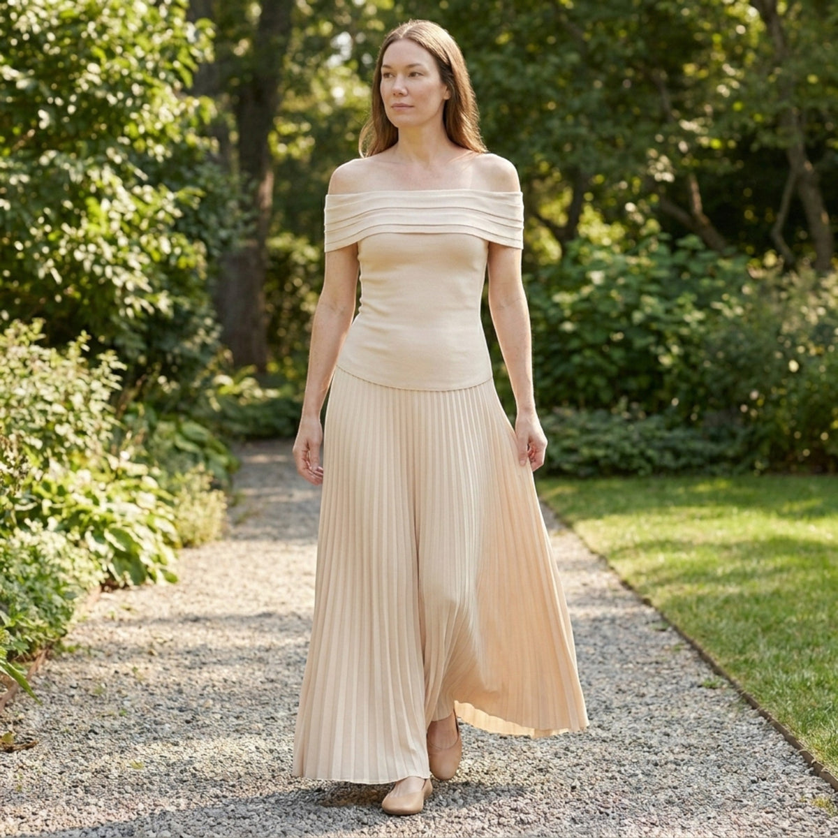 Robe longue plissée épaules dénudées femme élégante tenue de soirée