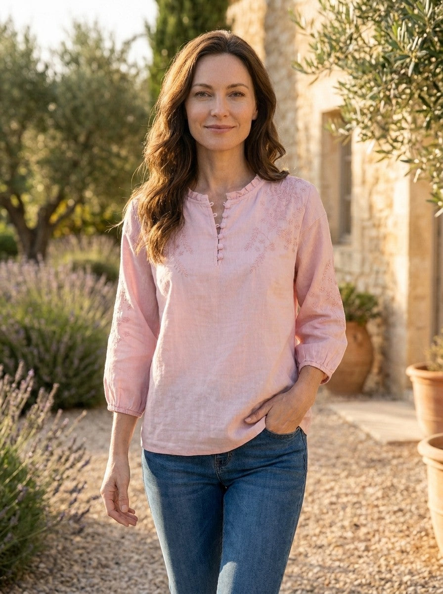 Blouse à broderies florales légère boutonnage classique élégante femme