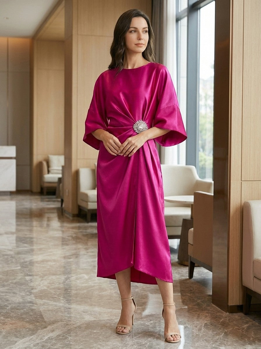 Robe de soirée longue en satin luxueux femme silhouette intemporelle formelle