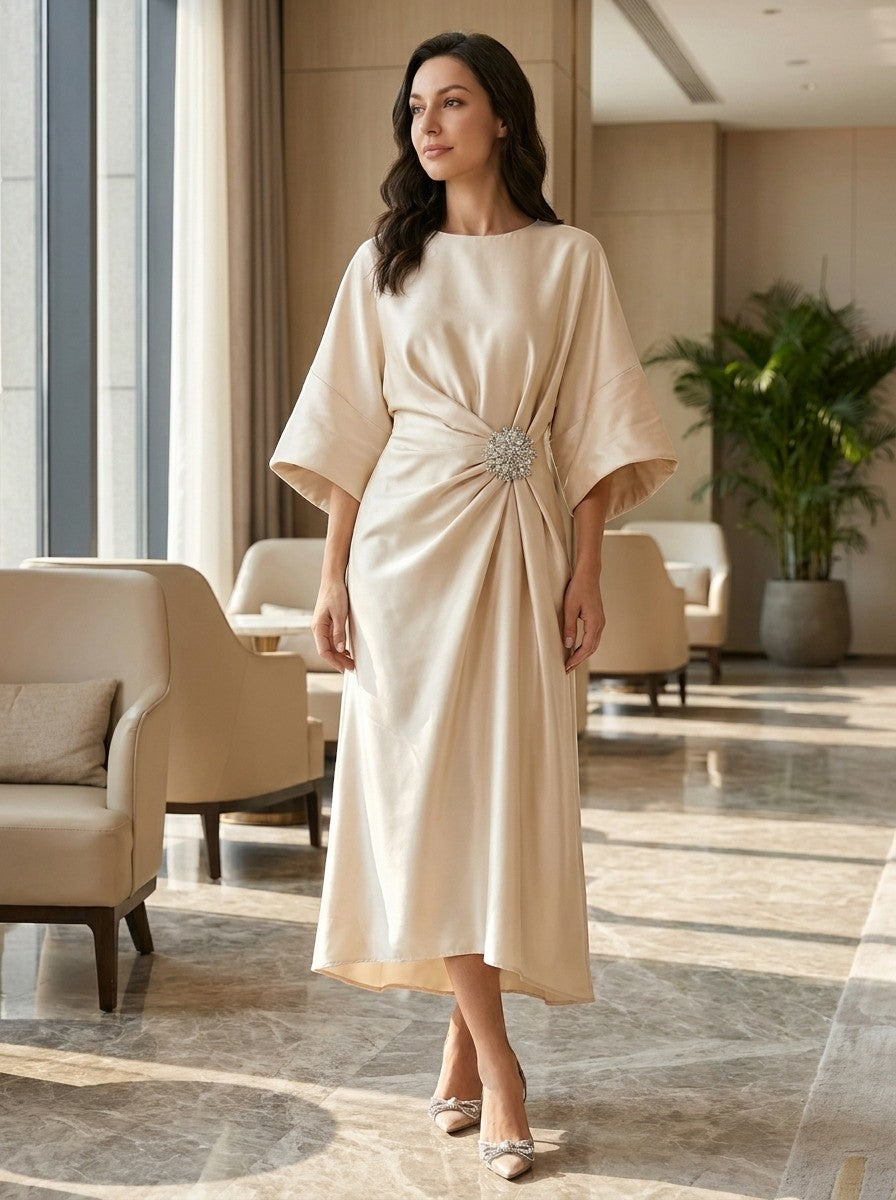 Robe de soirée longue en satin luxueux femme silhouette intemporelle formelle