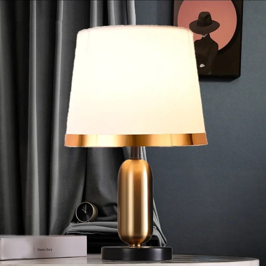 Lampe de Table Élégante en Or et Noir - Éclairage Chic pour Ambiance Cosy