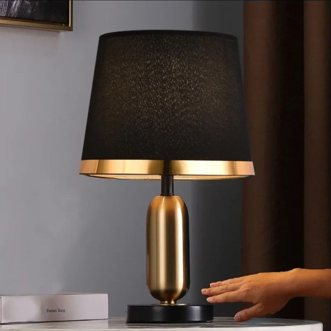 Lampe de Table Élégante en Or et Noir - Éclairage Chic pour Ambiance Cosy
