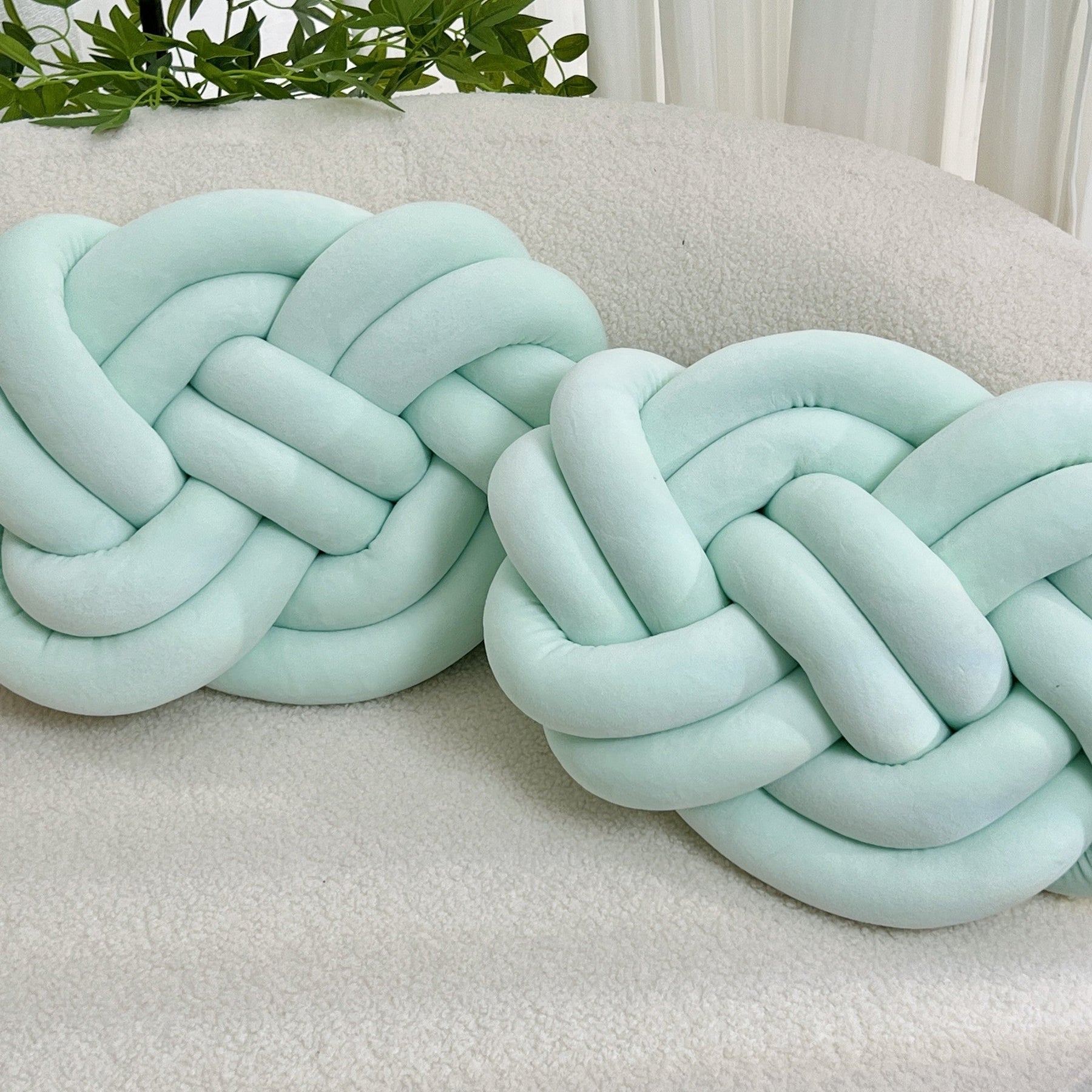 Coussins en Peluche en Forme de Nœud - Doux et Élégants pour Votre Intérieur
