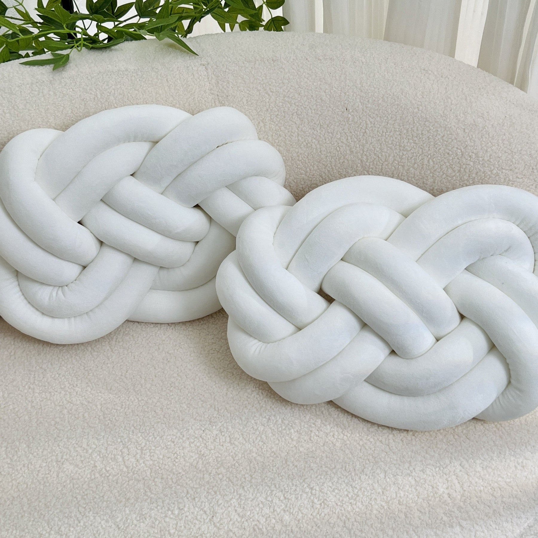 Coussins en Peluche en Forme de Nœud - Doux et Élégants pour Votre Intérieur