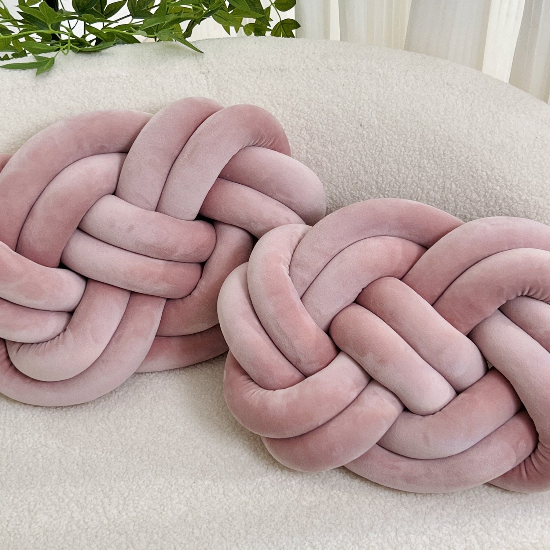 Coussins en Peluche en Forme de Nœud - Doux et Élégants pour Votre Intérieur