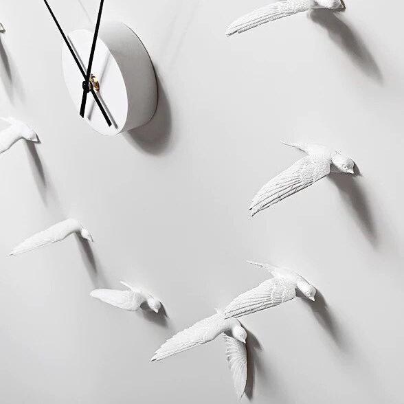 Horloge Murale Moderne avec Motif d'Hirondelle - Élégance et Précision pour Votre Décor