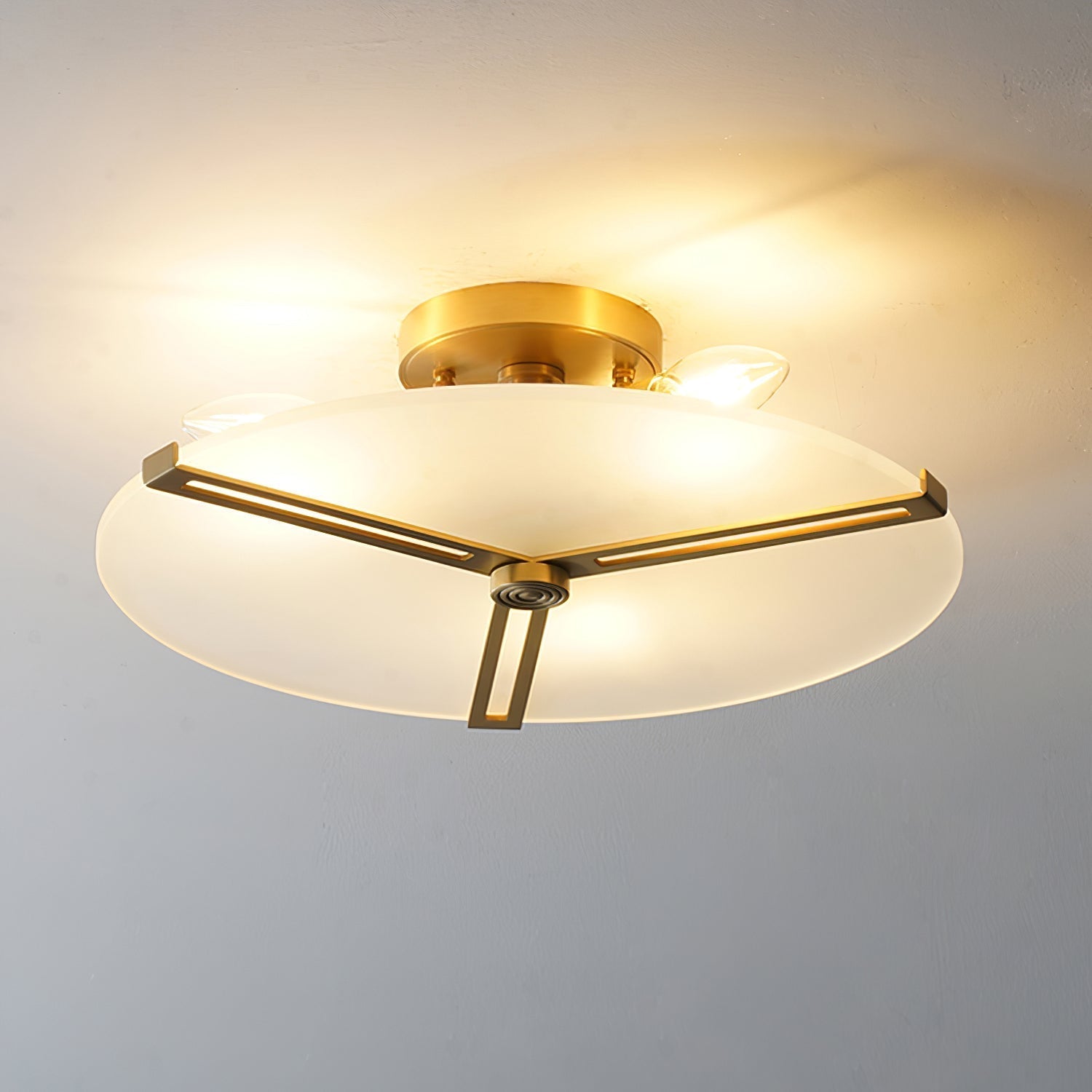 Plafonnier Moderne en Verre et Métal - Design Élégant et Illumination Chaleureuse