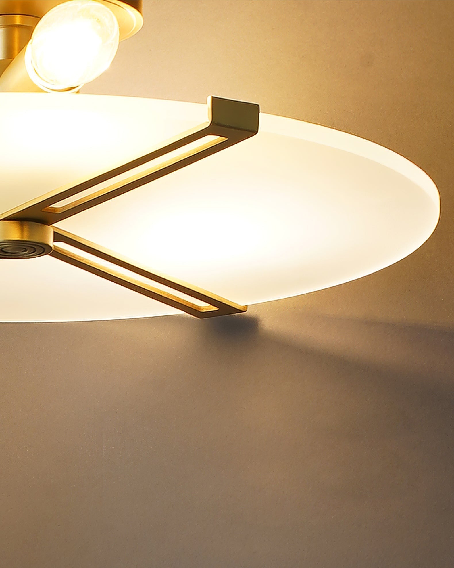 Plafonnier Moderne en Verre et Métal - Design Élégant et Illumination Chaleureuse