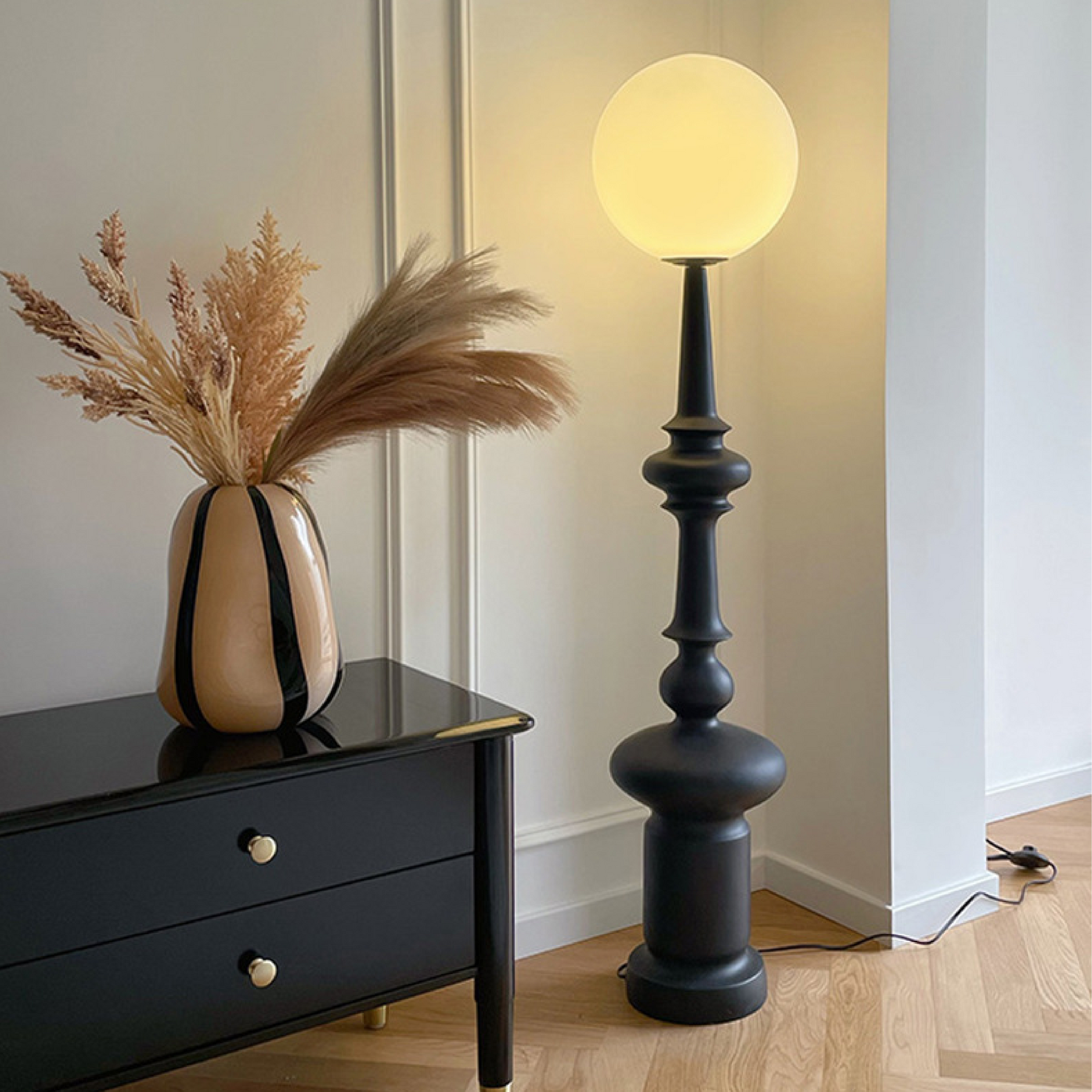 Lampe de Sol Bauhaus Noire - Élégance Géométrique et Atmosphère Chaleureuse