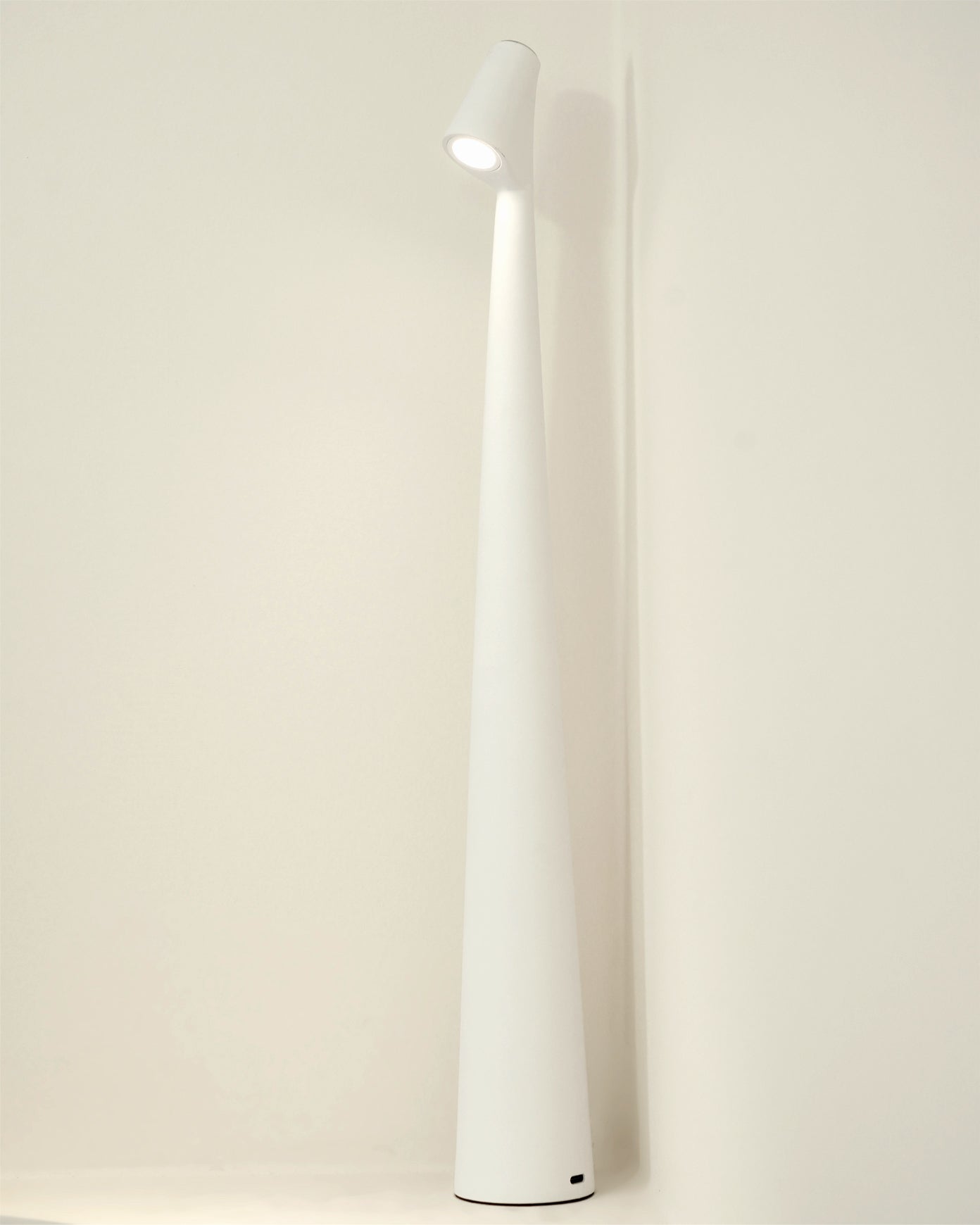 Lampe de Bureau Rechargeable LED - Écologique et Énergétiquement Efficace