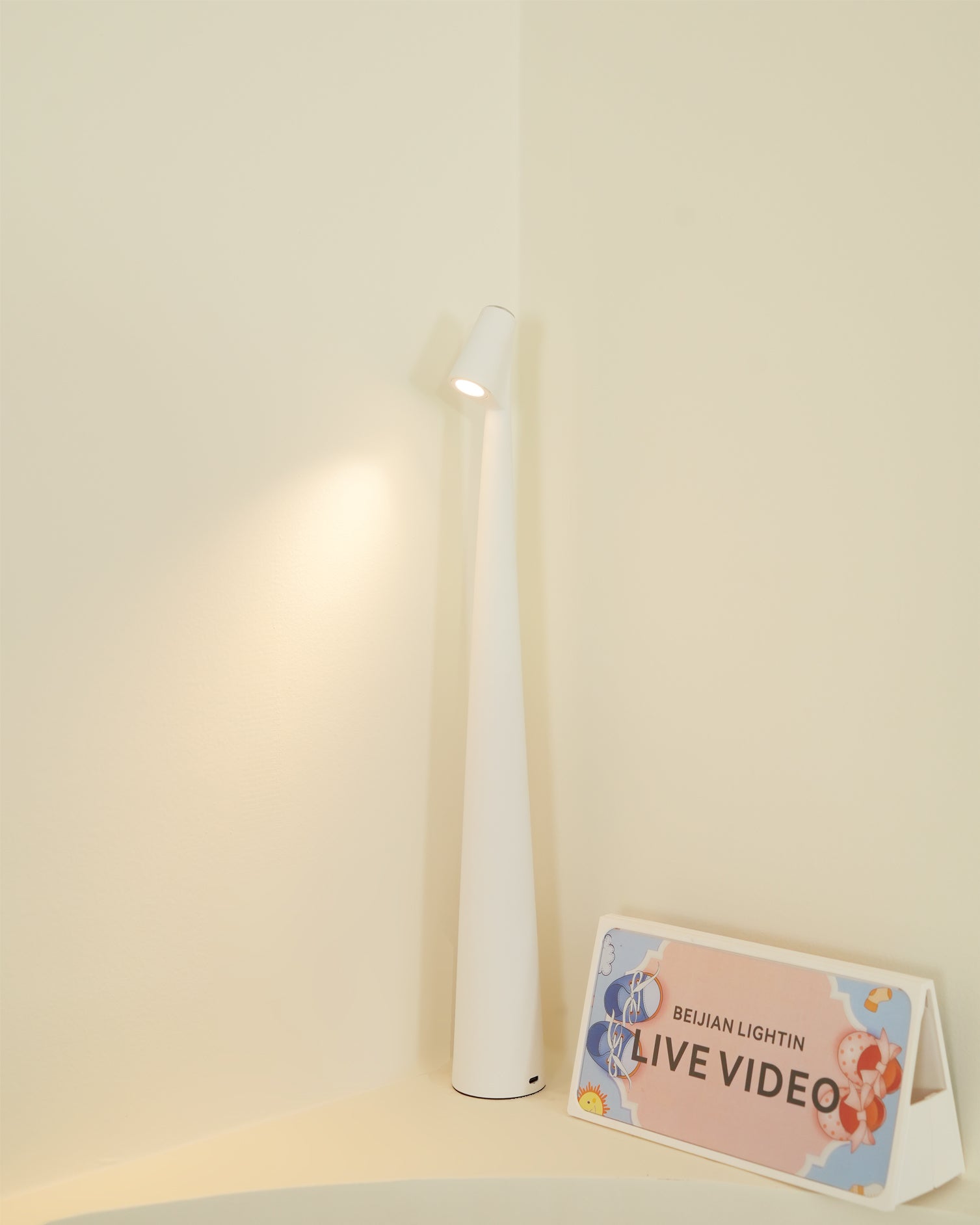 Lampe de Bureau Rechargeable LED - Écologique et Énergétiquement Efficace