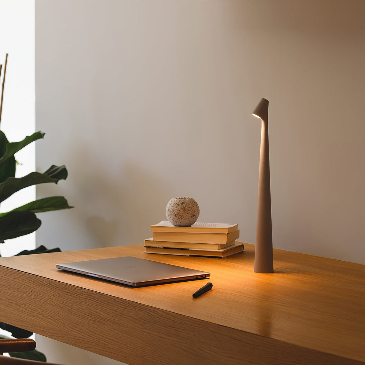 Lampe de Bureau Rechargeable LED - Écologique et Énergétiquement Efficace
