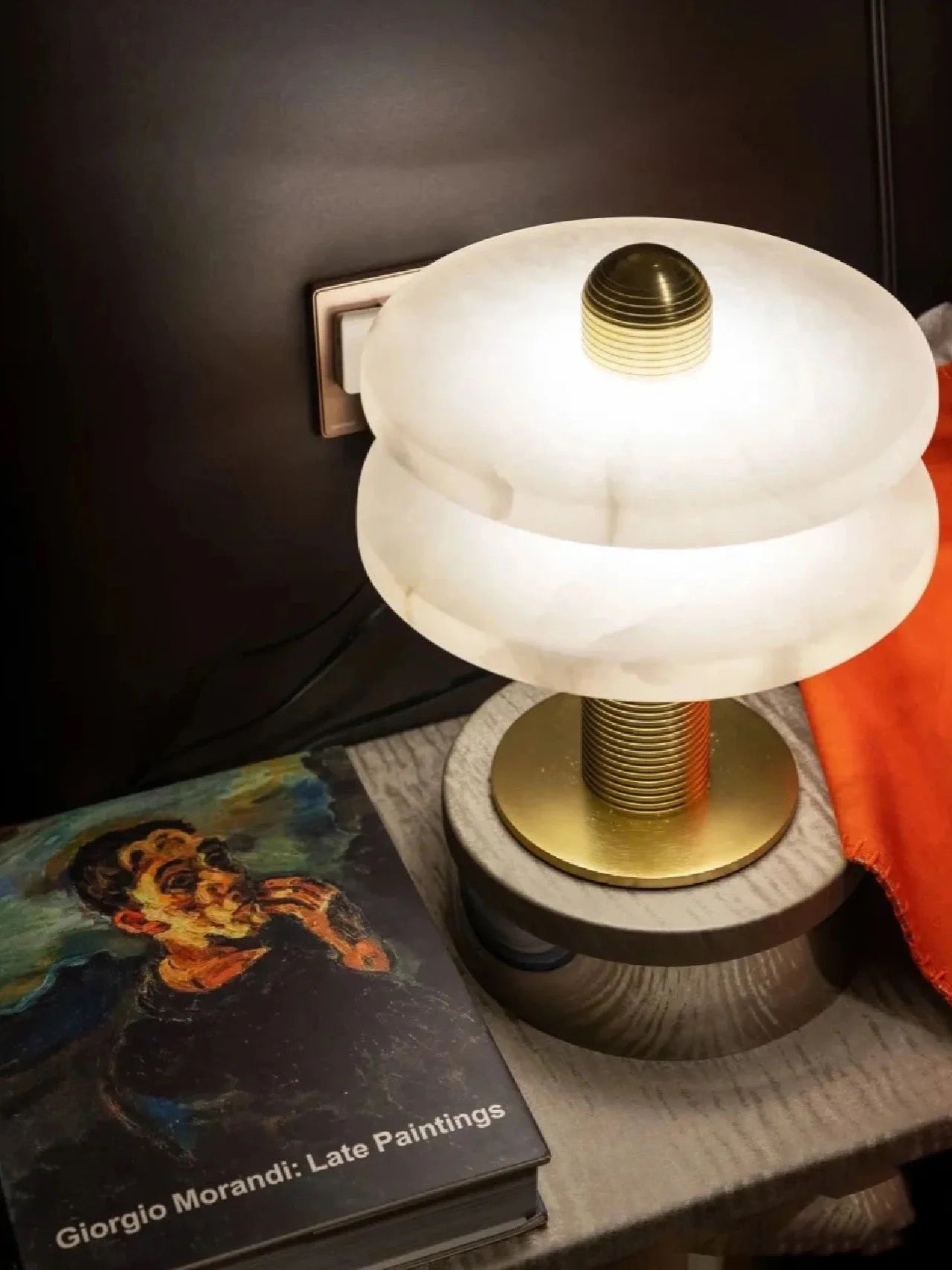 Lampe en Albâtre Translucide - Éclat Élégant et Design Futuriste