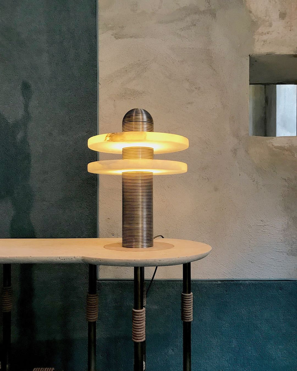 Lampe en Albâtre Translucide - Éclat Élégant et Design Futuriste