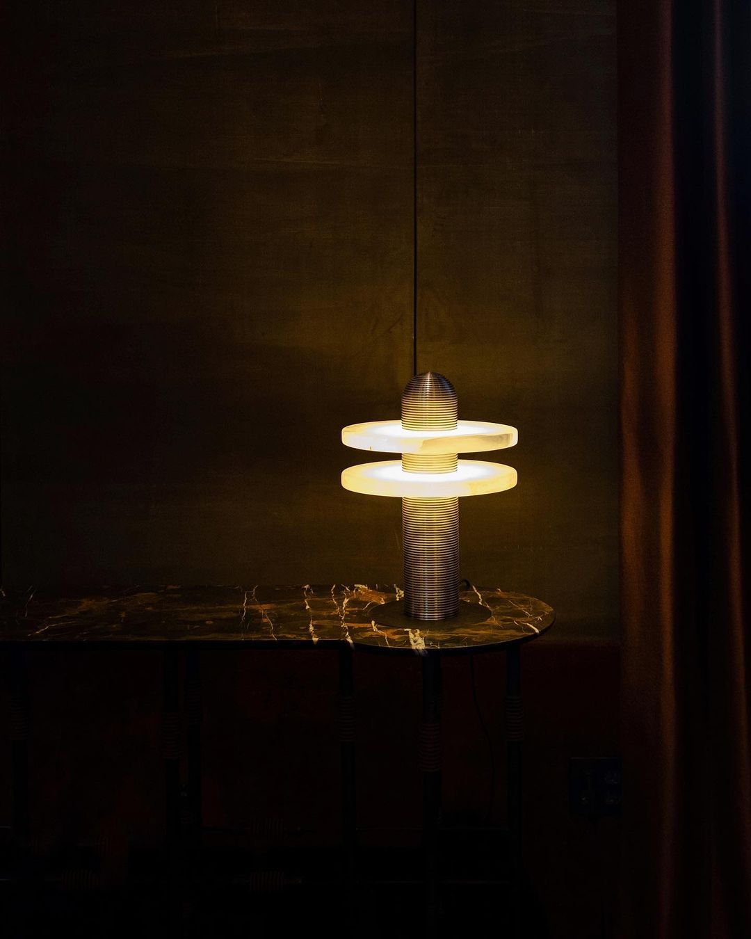 Lampe en Albâtre Translucide - Éclat Élégant et Design Futuriste