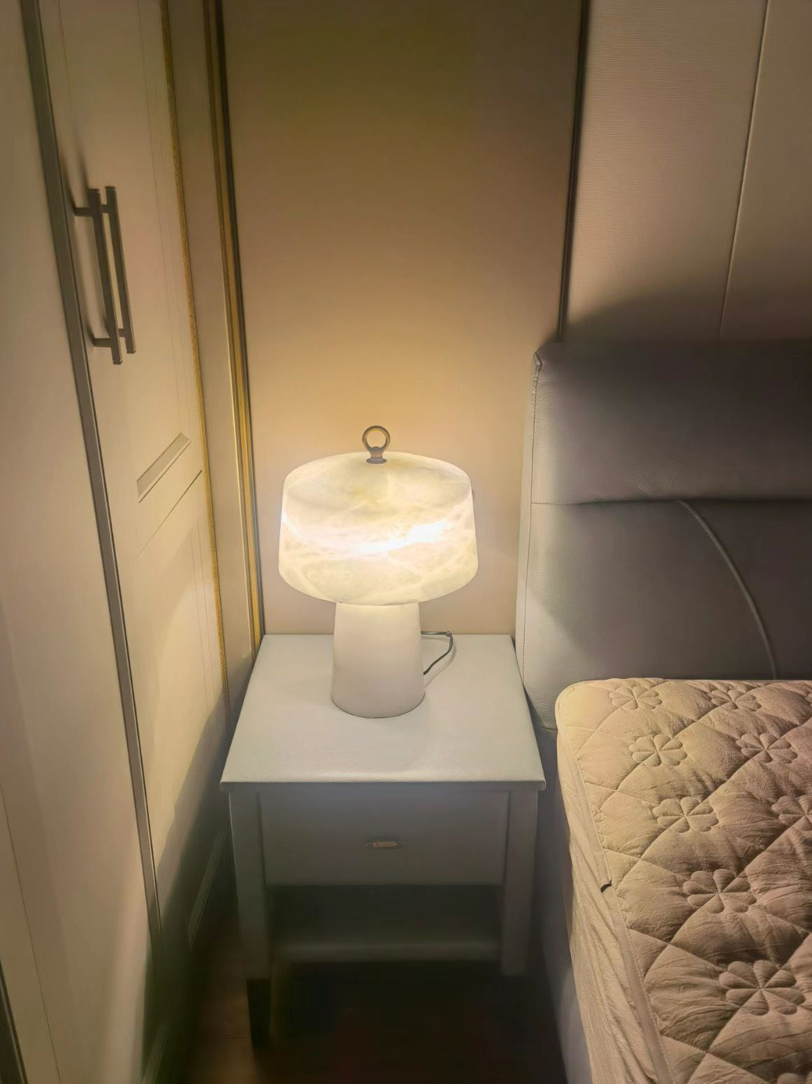 Lampe de Table Vintage en Albâtre - Design Élégant et Lumière Douce
