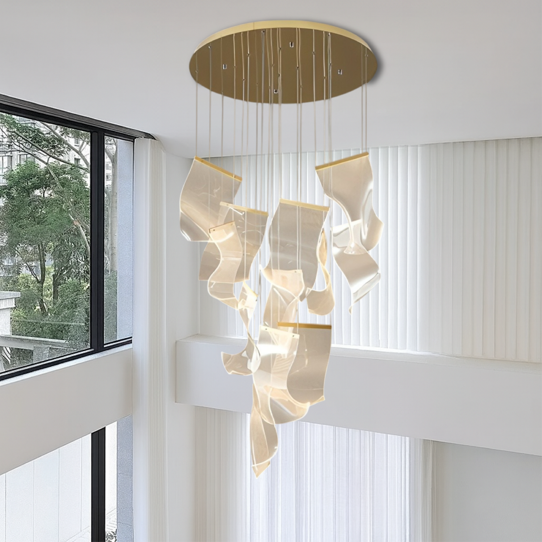 Lustre d'Escalier en Acrylique Doré - Design Contemporain et Éclat Radieux