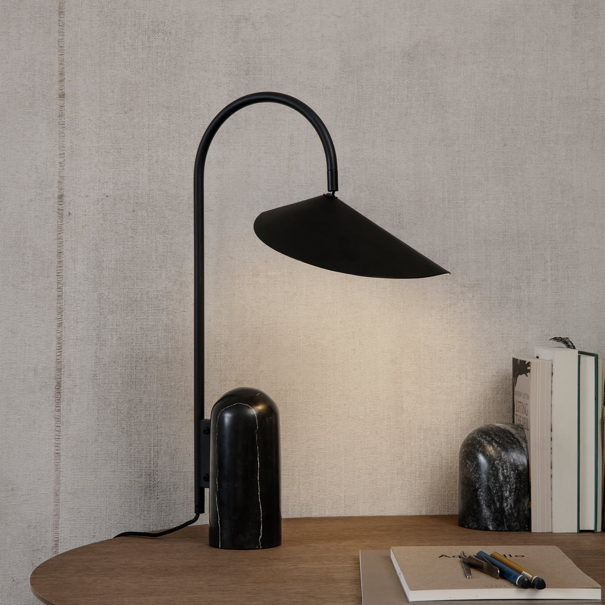 Lampe de Table Ajustable Contemporaine - Design Élégant en Marbre et Métal