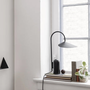 Lampe de Table Ajustable Contemporaine - Design Élégant en Marbre et Métal
