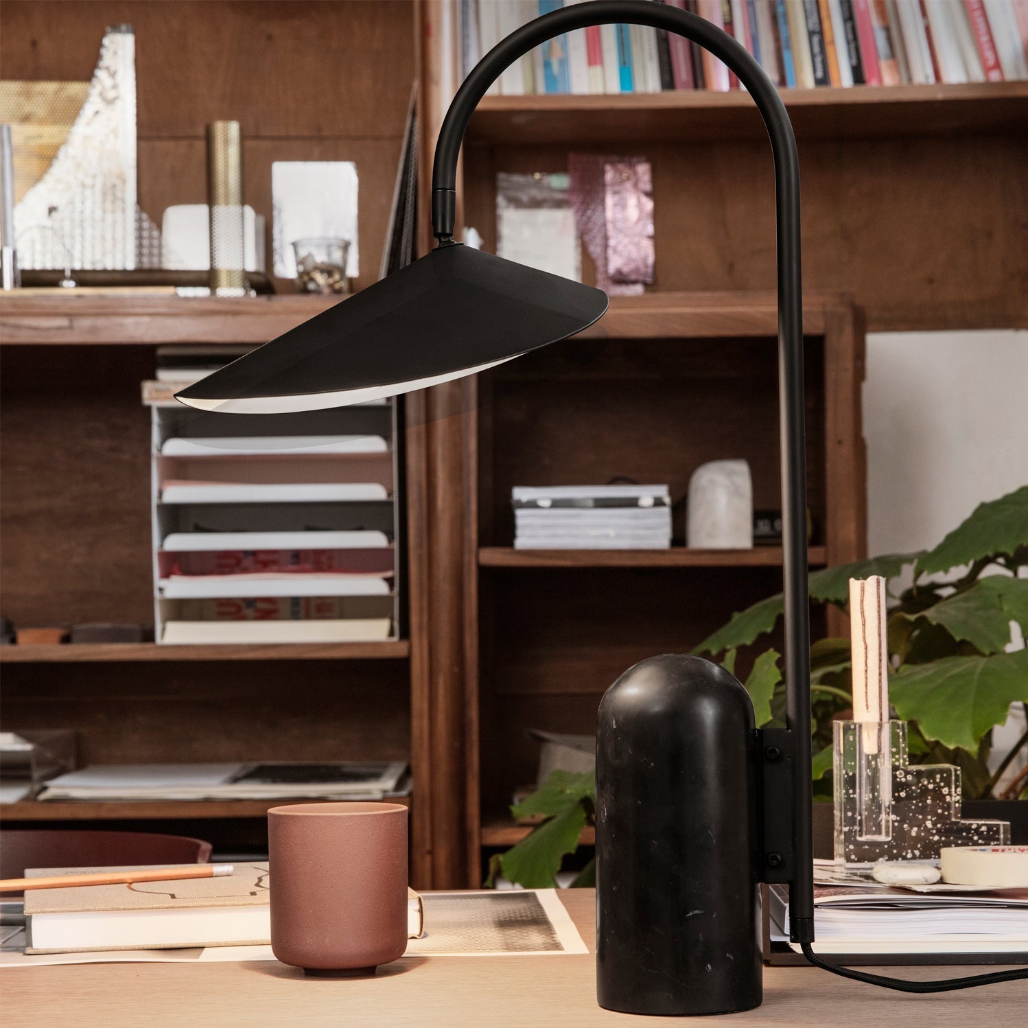 Lampe de Table Ajustable Contemporaine - Design Élégant en Marbre et Métal