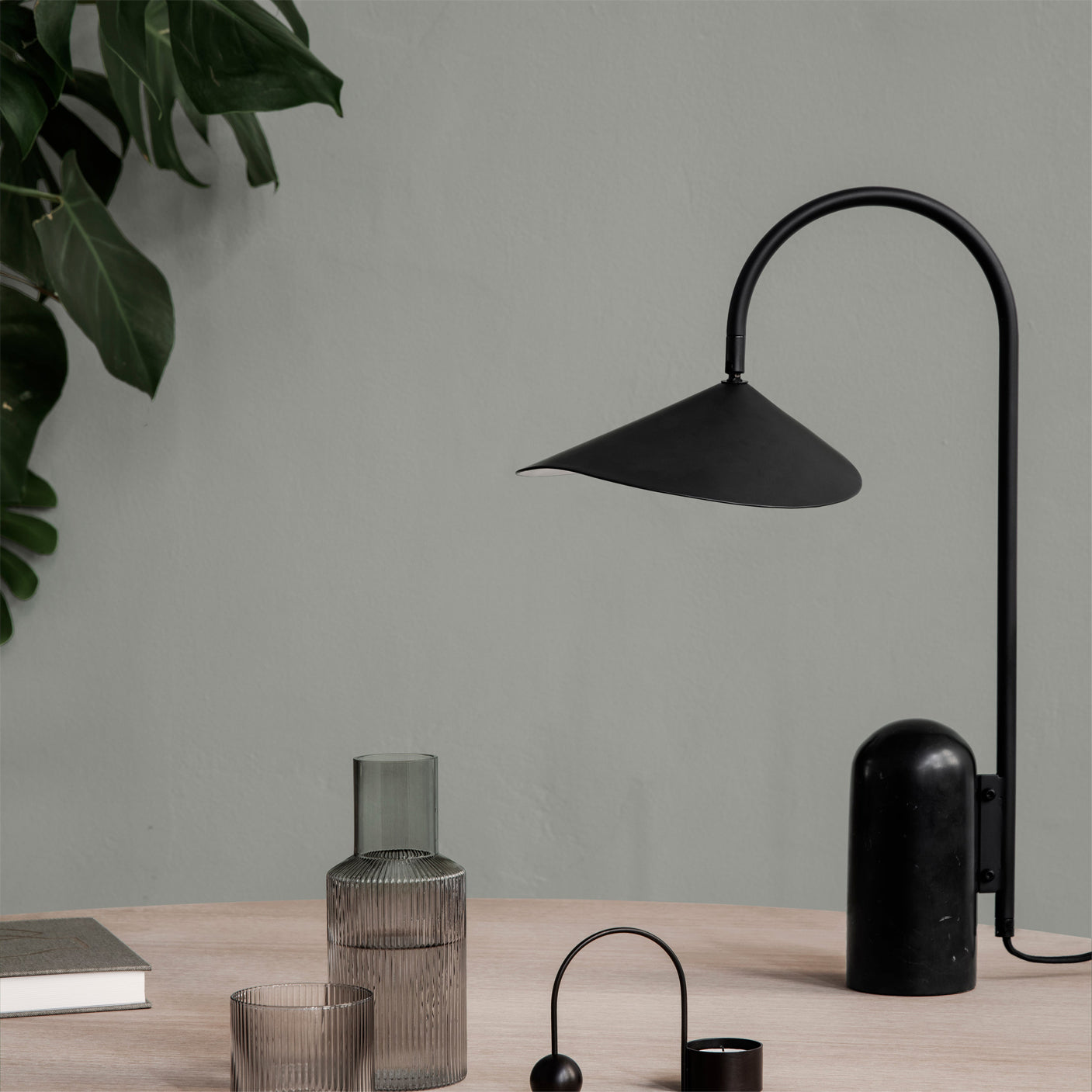 Lampe de Table Ajustable Contemporaine - Design Élégant en Marbre et Métal