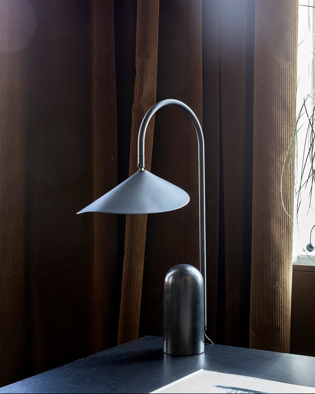 Lampe de Table Ajustable Contemporaine - Design Élégant en Marbre et Métal