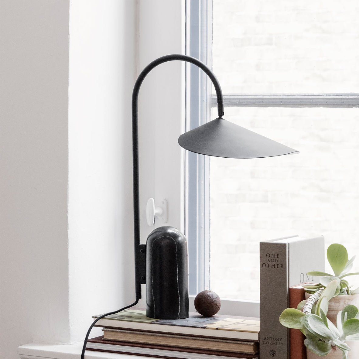 Lampe de Table Ajustable Contemporaine - Design Élégant en Marbre et Métal