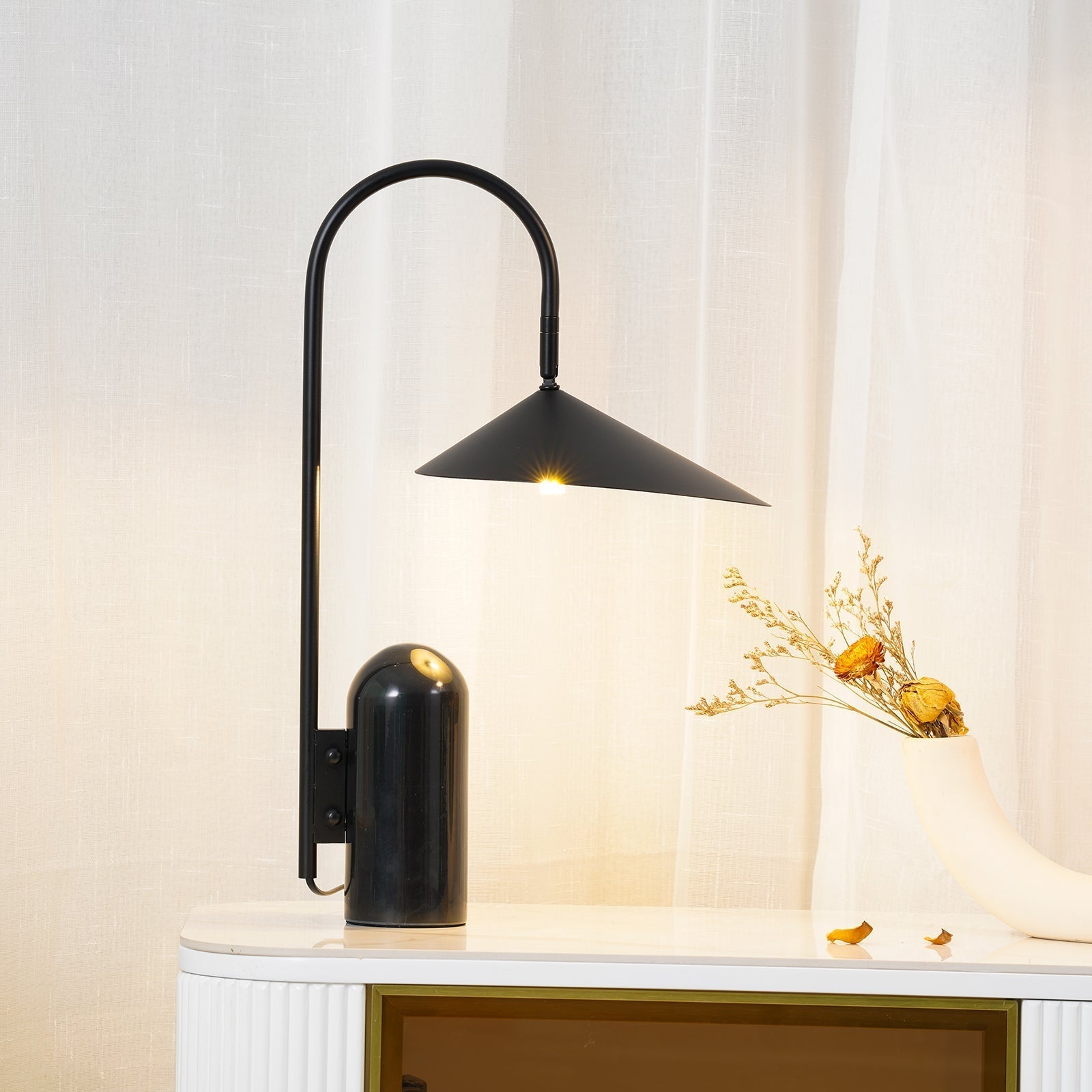Lampe de Table Ajustable Contemporaine - Design Élégant en Marbre et Métal