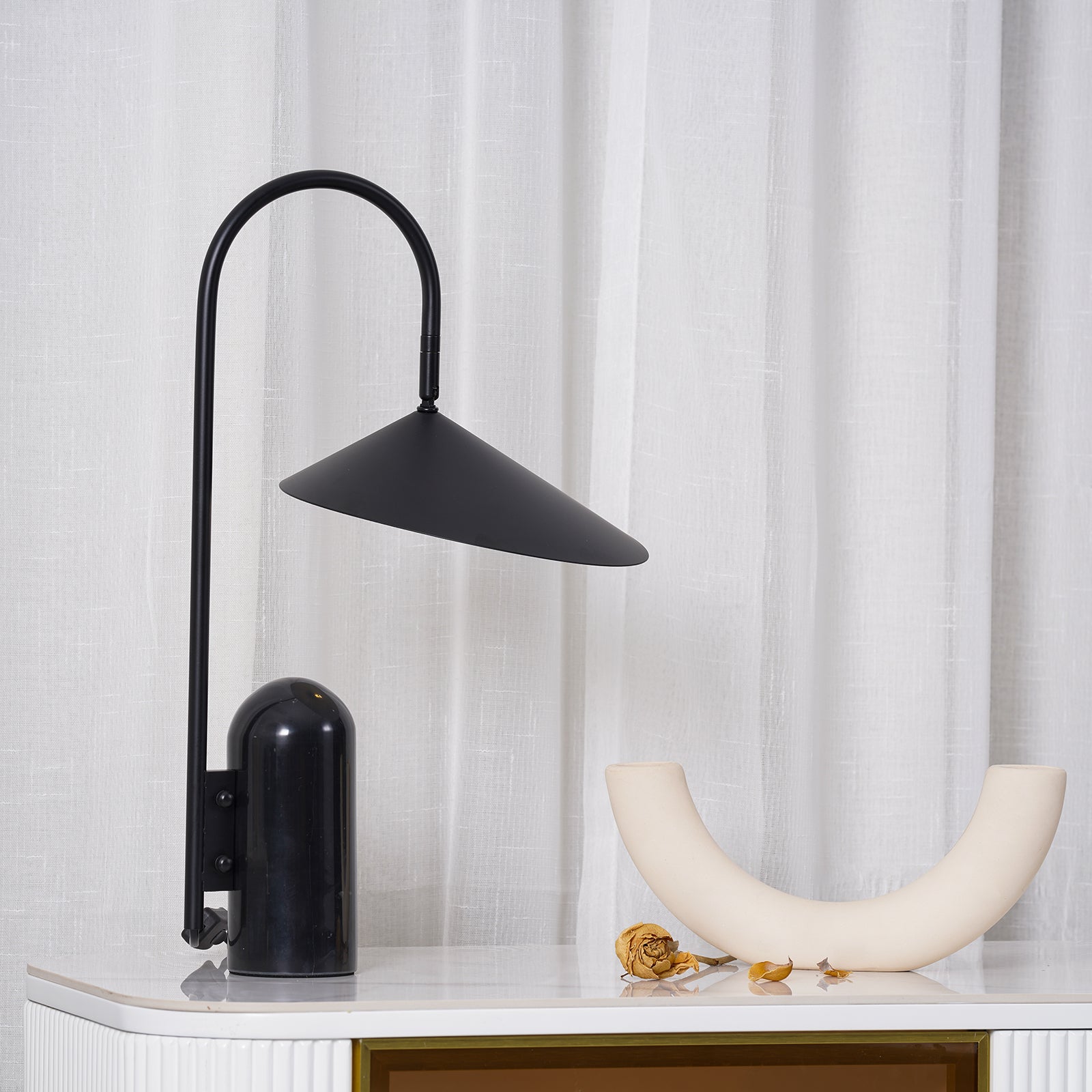 Lampe de Table Ajustable Contemporaine - Design Élégant en Marbre et Métal