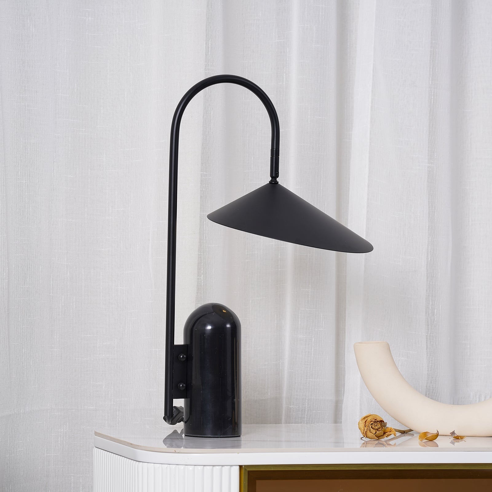 Lampe de Table Ajustable Contemporaine - Design Élégant en Marbre et Métal